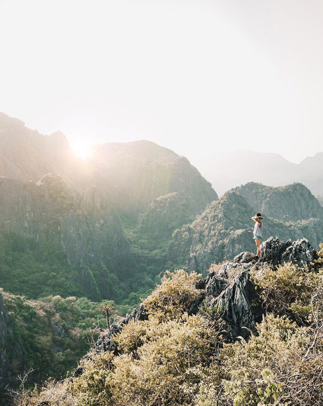 Đám đông tham gia một cuộc diễu hành hoặc đám rước truyền thống trên đường phố Hua Hin, một phần của Lễ hội Songkran mang tính nghi lễ.