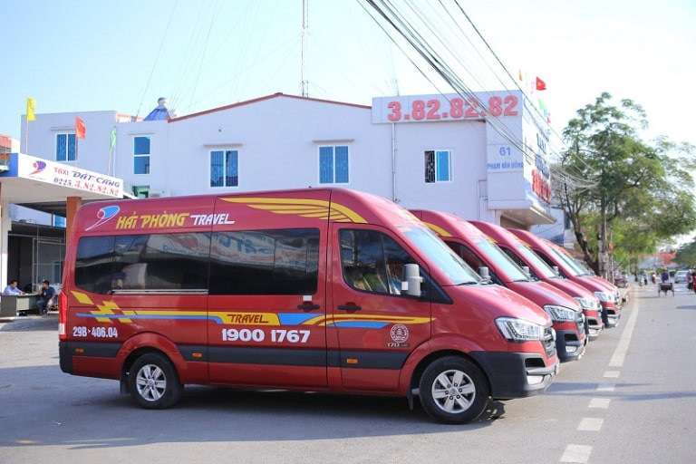 Dàn xe Hải Phòng Travel màu đỏ nổi bật, tượng trưng cho dịch vụ vận chuyển năng động