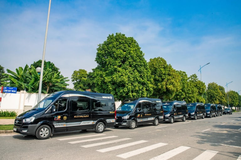 Dàn xe limousine Hoàng Phú màu đen sang trọng đang đỗ ngay ngắn