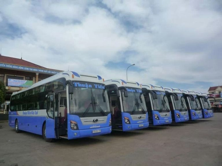 Dàn xe màu đỏ đặc trưng của nhà xe Thuận Tiến