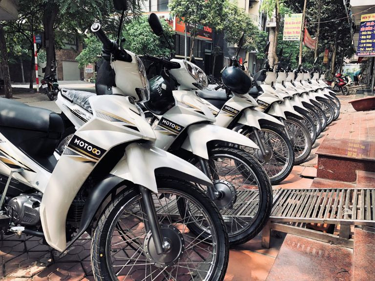 Dàn xe tay ga Honda Vision màu trắng đang chờ khách thuê tại một cơ sở ở Hà Đông