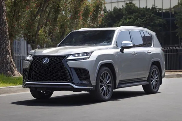 Đầu xe Lexus LX 600 F Sport 2025 với lưới tản nhiệt F Sport độc quyền
