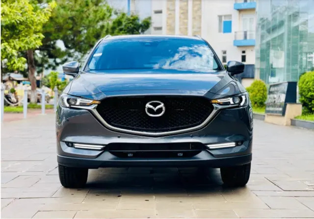 Đầu xe Mazda CX-5 2022 với lưới tản nhiệt hình cánh chim và đèn pha LED sắc sảo