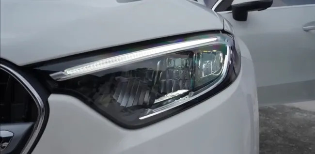 Đầu xe Mercedes-Benz GLC 200 4Matic 2025 với lưới tản nhiệt và đèn pha LED