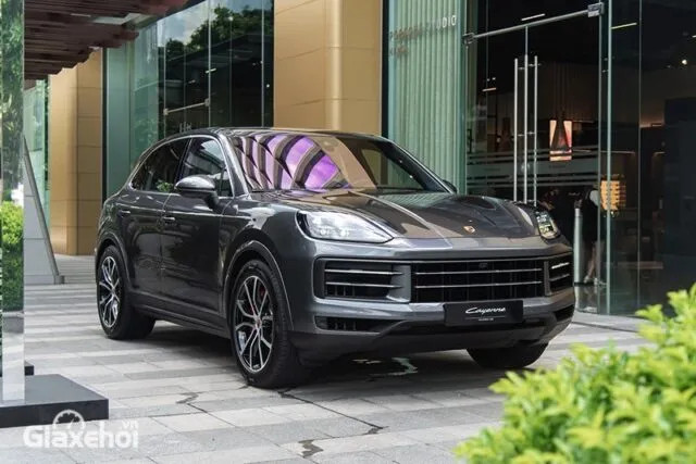Đầu xe Porsche Cayenne 2024 với lưới tản nhiệt hầm hố