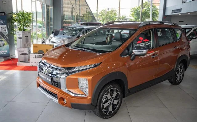 Đầu xe Veloz Cross với lưới tản nhiệt đa giác thể thao.