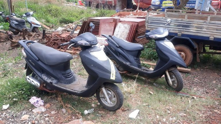 Dãy xe máy cũ kỹ tại một điểm cho thuê ở Đắk Nông