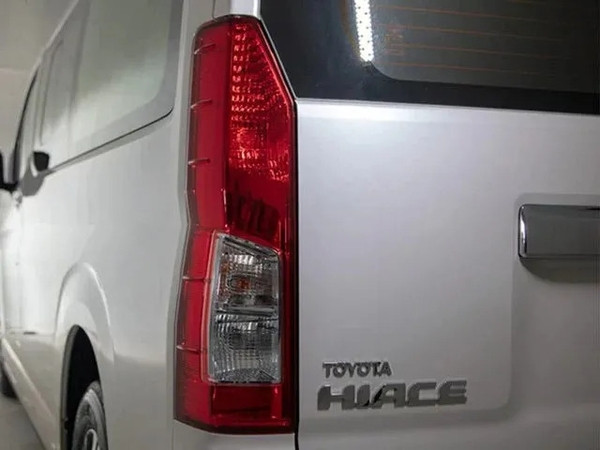 Đèn hậu xe Toyota Hiace được thiết kế gọn gàng
