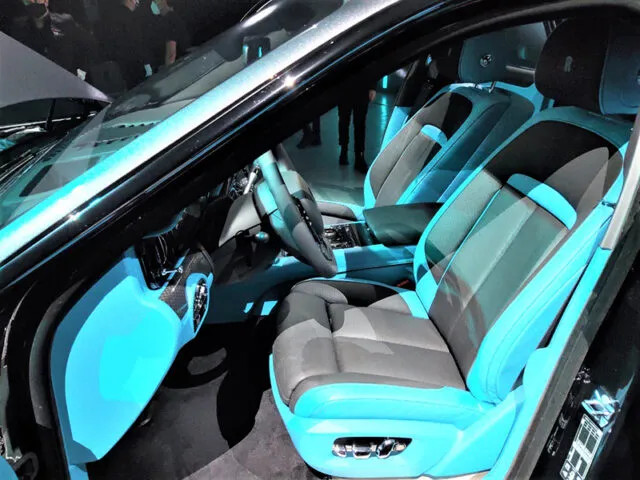 Điểm nhấn táp lô Rolls-Royce Ghost Black Badge với biểu tượng vô cực và vật liệu cao cấp
