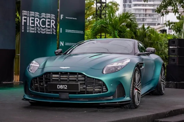 Diện mạo phía trước của Aston Martin DB12