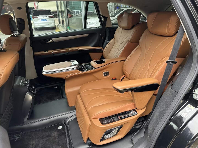 Độ ghế Limousine xe 7 chỗ xuống 4 chỗ tạo không gian rộng rãi