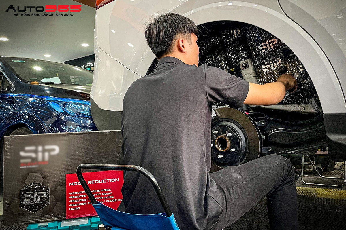 Đội ngũ kỹ thuật viên đang thực hiện độ xe ô tô tại Thanh Hóa