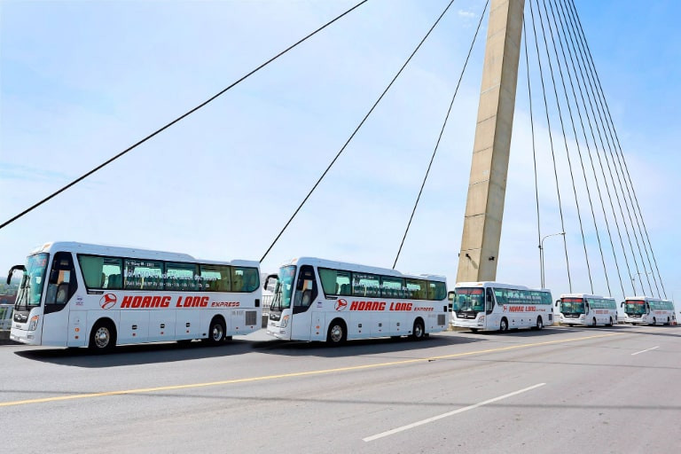 Đội xe quy mô lớn của nhà xe Hoàng Long phục vụ nhiều tuyến