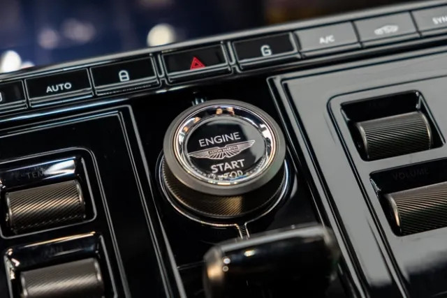 Động cơ V8 tăng áp kép mạnh mẽ của Aston Martin DB12
