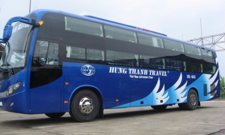 Dòng xe khách Thaco màu xanh đặc trưng của nhà xe Hưng Thành tuyến Hà Nội Hội An
