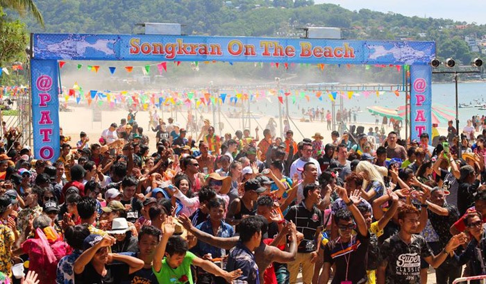 Du khách cầm súng nước vui chơi trên bãi biển Patong ở Phuket, hình ảnh quen thuộc trong mùa Lễ hội té nước Thái Lan.