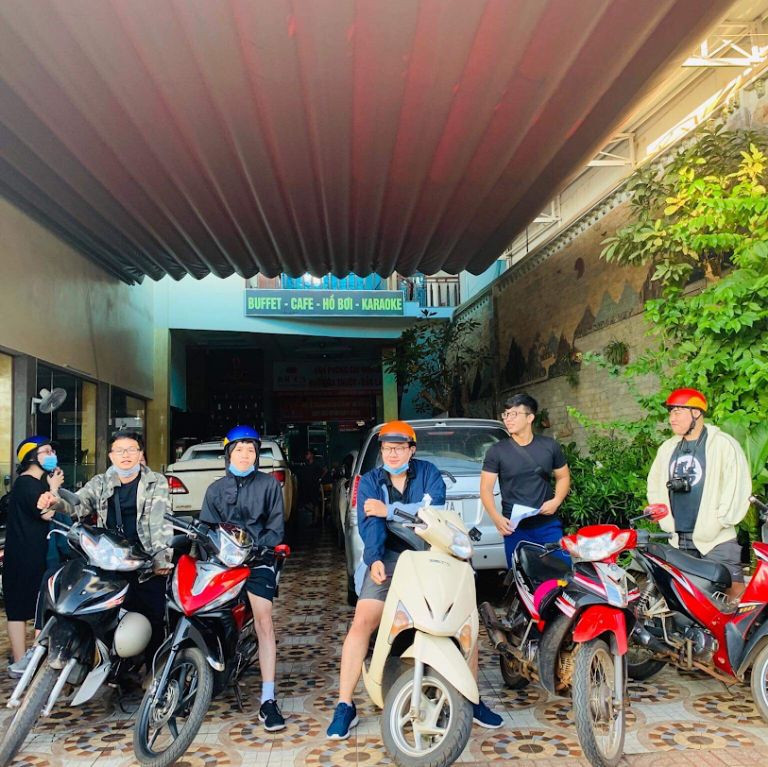 Du khách hào hứng nhận xe máy để khám phá Buôn Ma Thuột