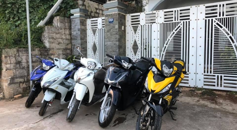 Du khách khám phá Thái Bình bằng xe máy thuê