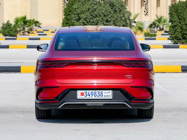 Đuôi xe BYD Han EV với đèn hậu LED nanh sư tử và thiết kế liền mạch