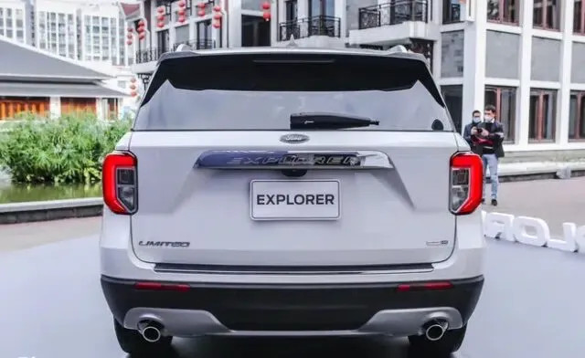 Đuôi xe Ford Explorer 2023 với đèn hậu 3D và ống xả kép