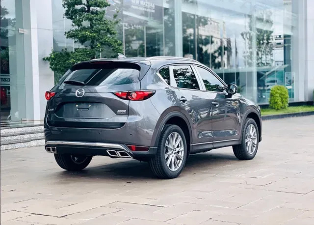 Đuôi xe Mazda CX-5 2022 với cụm đèn hậu LED và ống xả kép
