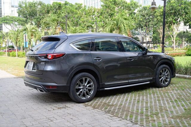 Đuôi xe Mazda CX-8 2024 với thiết kế mềm mại và đèn hậu LED nối liền