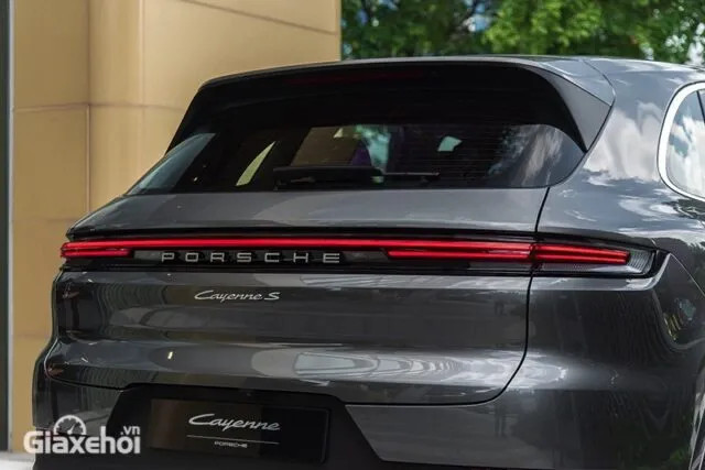 Đuôi xe Porsche Cayenne 2024 với dải LED nối liền đèn hậu