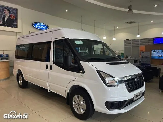 Ford Transit 2023 màu trắng nhìn từ góc trước, cho thấy thiết kế đầu xe hiện đại