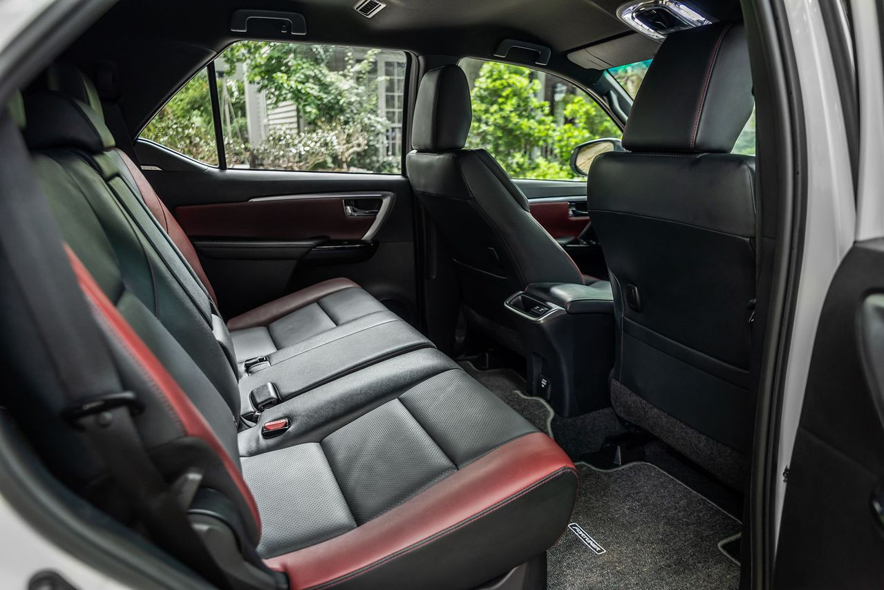 Ghế da màu đỏ đen bên trong xe Fortuner Legender
