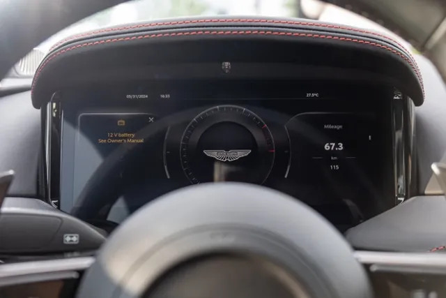 Ghế ngồi bọc da cao cấp trên Aston Martin DB12