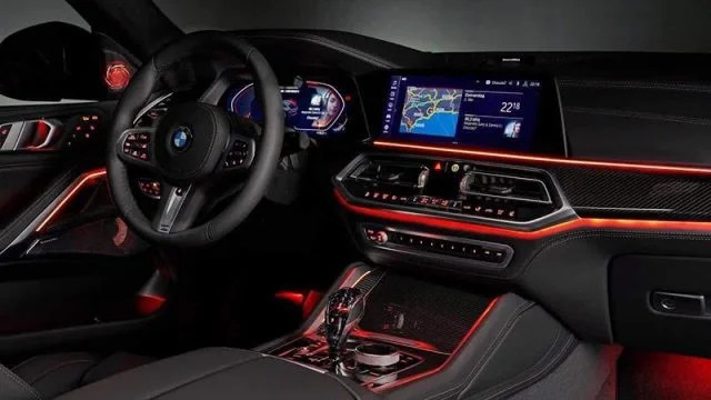 Ghế ngồi bọc da cao cấp và cửa sổ trời toàn cảnh trên BMW X6