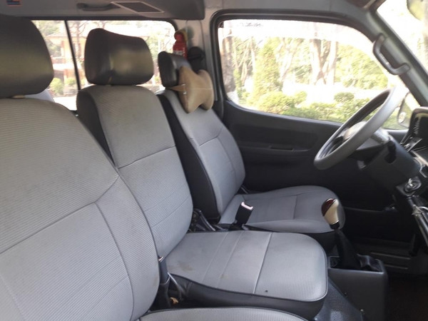 Ghế ngồi bọc nỉ trên xe Toyota Hiace