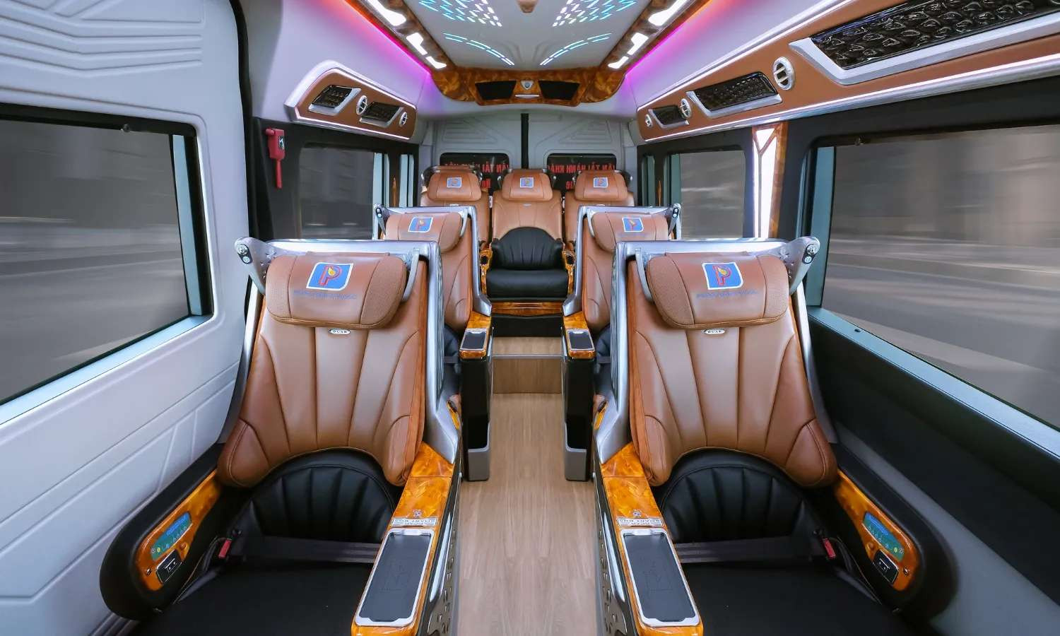 Ghế ngồi rộng rãi, bọc da sang trọng bên trong xe Solati Limousine tuyến Bình Dương đi Lộc Ninh