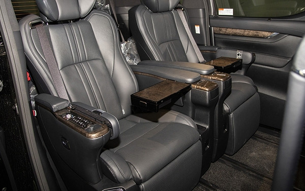 Ghế thương gia rộng rãi và tiện nghi trên Toyota Alphard Luxury