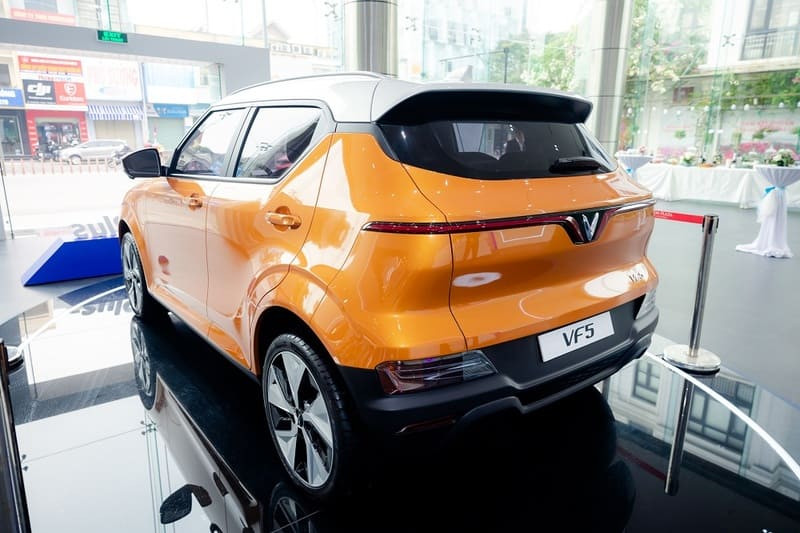 Giá bán khác nhau giữa VinFast VF 5 Plus và VF e34