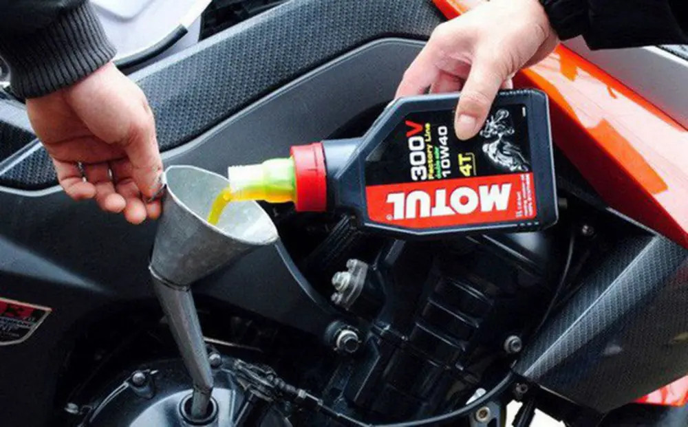 Giá dầu nhớt xe máy 50cc dao động từ 70 - 200 nghìn đồng tùy thuộc vào từng loại nhớt, thương hiệu và loại xe