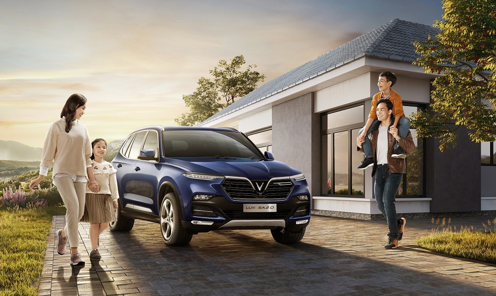 Gia đình vui vẻ bên chiếc xe SUV 7 chỗ