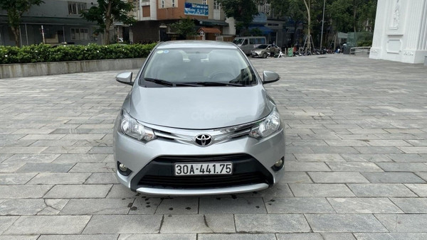 Góc chụp bánh xe và hệ thống phanh đĩa, minh họa cho tính năng an toàn trên Toyota Vios 2017 cũ