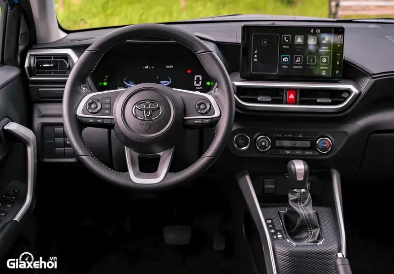 Góc nhìn 3/4 đuôi xe Toyota Raize với thiết kế trẻ trung và đèn hậu LED