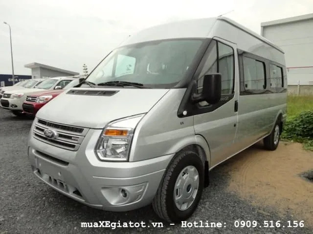 Góc nhìn 3/4 phía trước của Ford Transit 16 chỗ 2017 cho thấy thiết kế đầu xe cứng cáp.