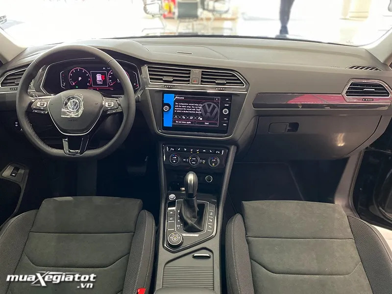 Góc nhìn 3/4 phía trước Volkswagen Tiguan Allspace với thiết kế cơ bắp