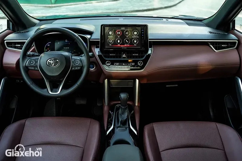 Góc nhìn 3/4 phía trước xe Toyota Corolla Cross màu đỏ