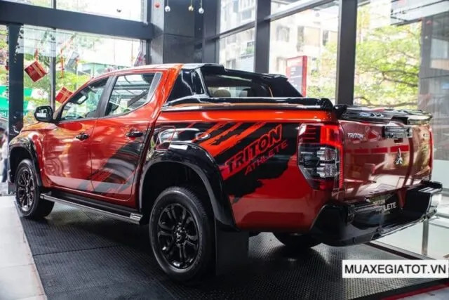 Góc nhìn đuôi xe Mitsubishi Triton 2023 và thùng xe rộng rãi