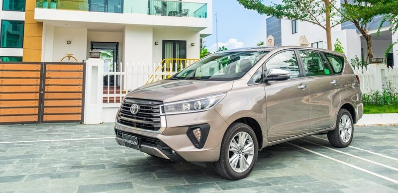 Góc nhìn ngoại thất phía trước của Toyota Innova 2022 với lưới tản nhiệt mới
