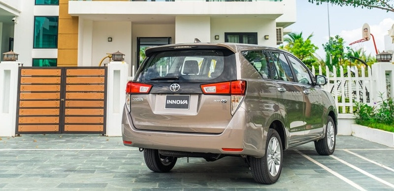Góc nhìn phía sau của Toyota Innova 2022 với cụm đèn hậu chữ L