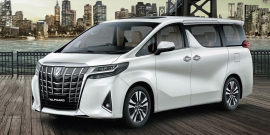 Góc nhìn từ phía sau xe Toyota Alphard Luxury màu trắng