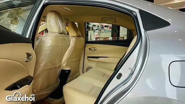 Hàng ghế sau màu nâu vàng trên Toyota Vios 2022