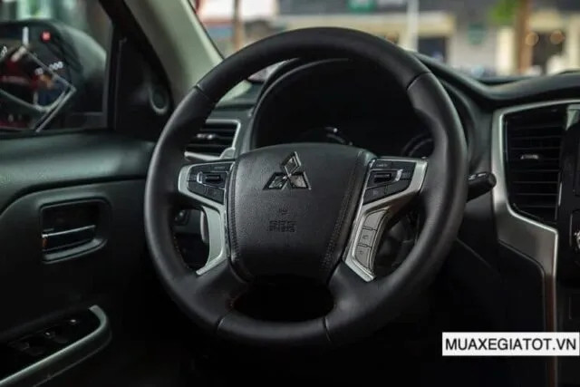 Hàng ghế sau rộng rãi với tựa đầu và bệ tì tay trên Mitsubishi Triton 2023
