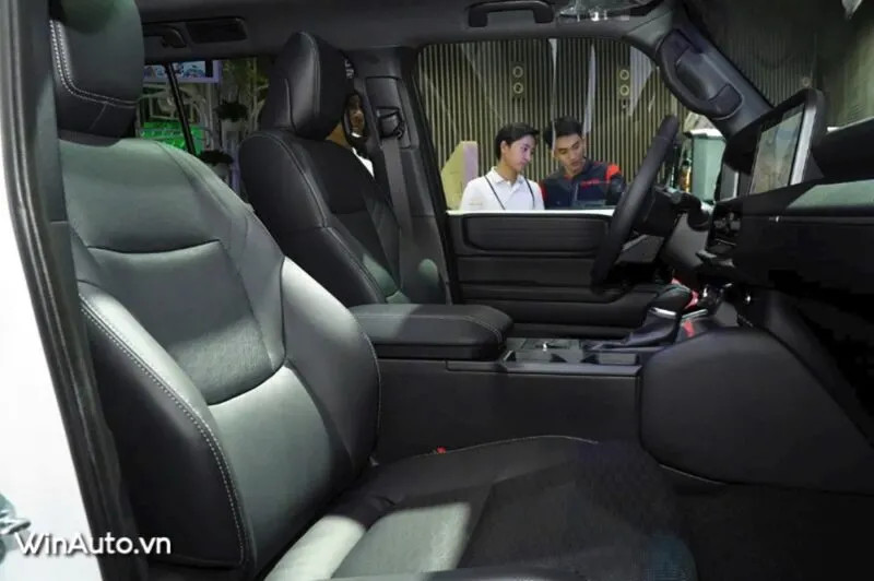 Hàng ghế trước bọc da của Toyota Land Cruiser Prado 2025