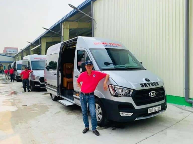 Các tài xế kiểm tra xe cẩn thận trước mỗi chuyến đi